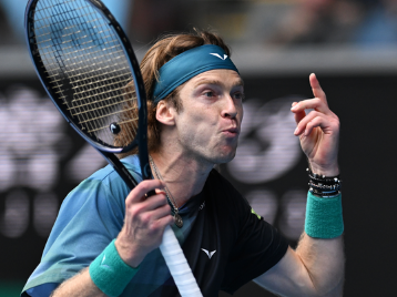 她依然稳稳 她依然稳稳